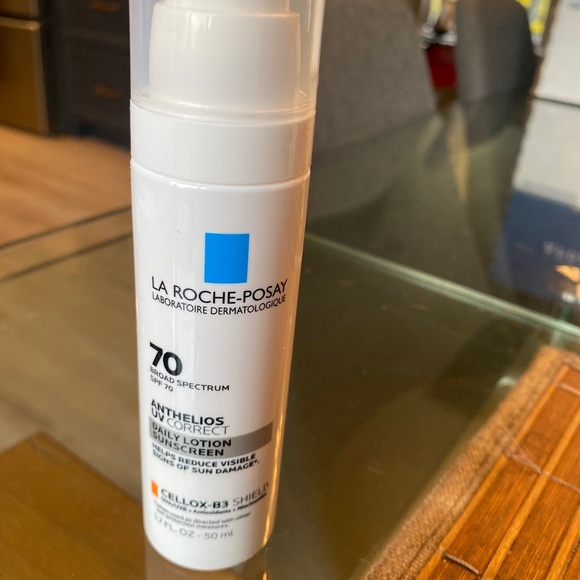 La Roche Posay 70 spf Anthelios UV correct Sunscreen 1.7 fl oz - Picture 1 of 1